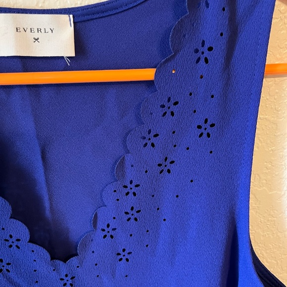 Beautiful scalloped everly dress. - Picture 3 of 8